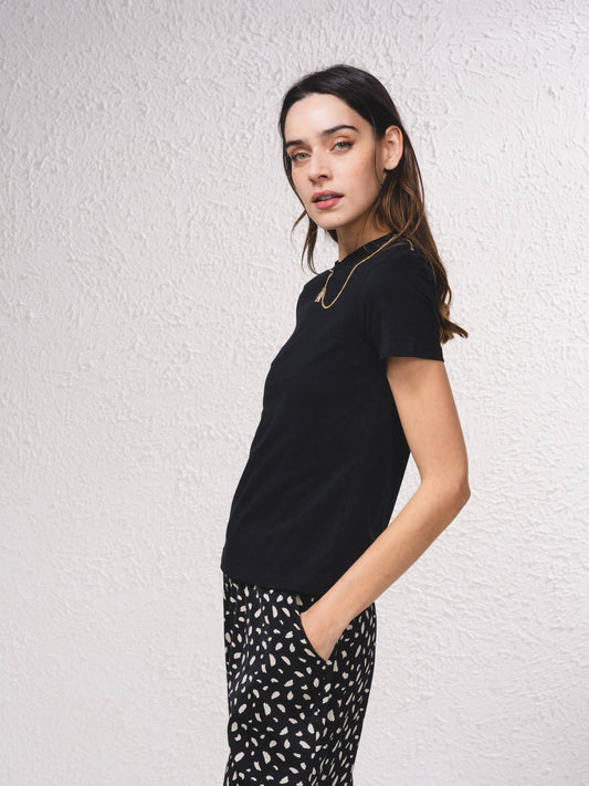 T-shirt basic aderente con catena dorata