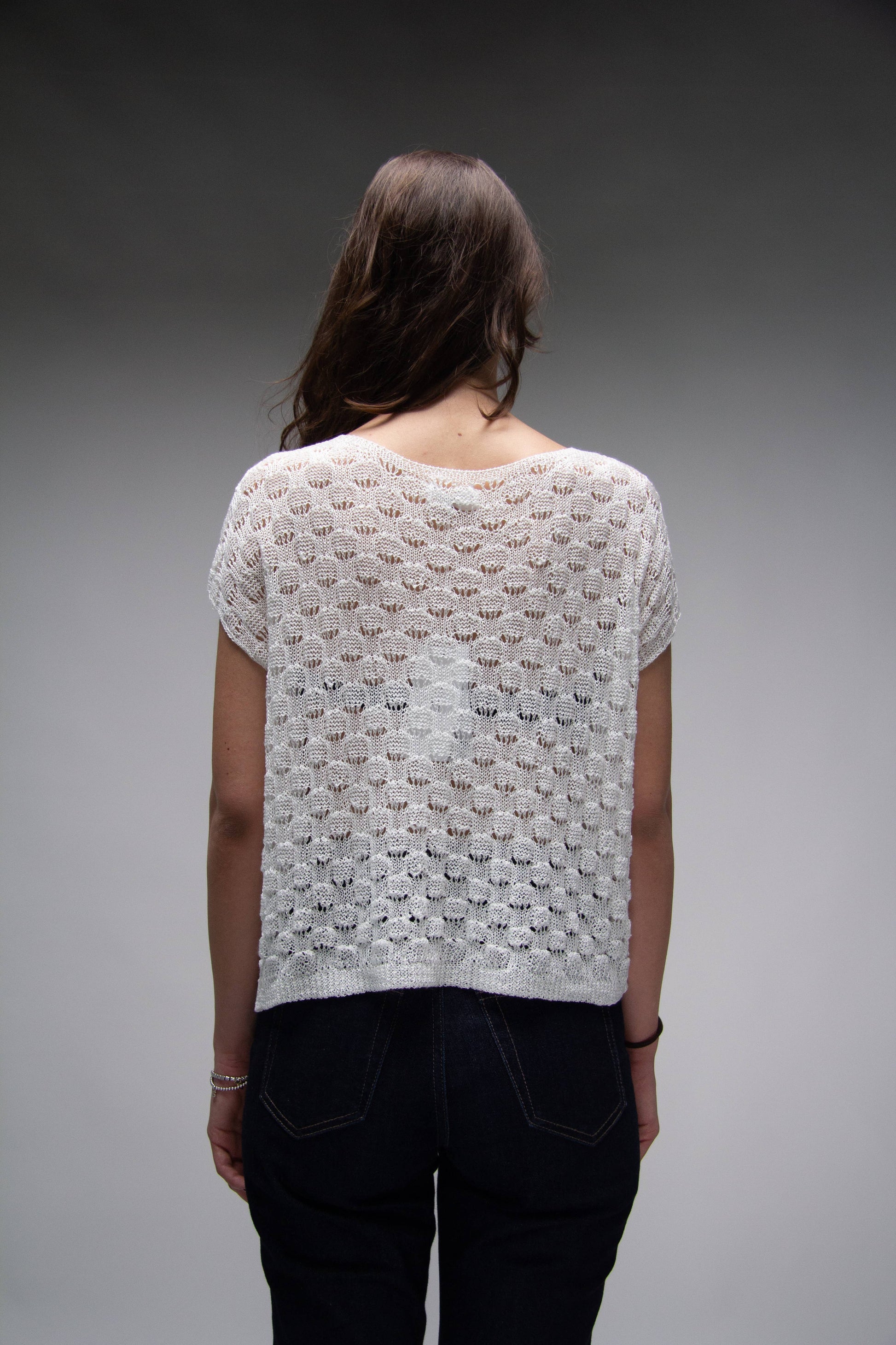 Top corto in crochet traforato dal fit ampio