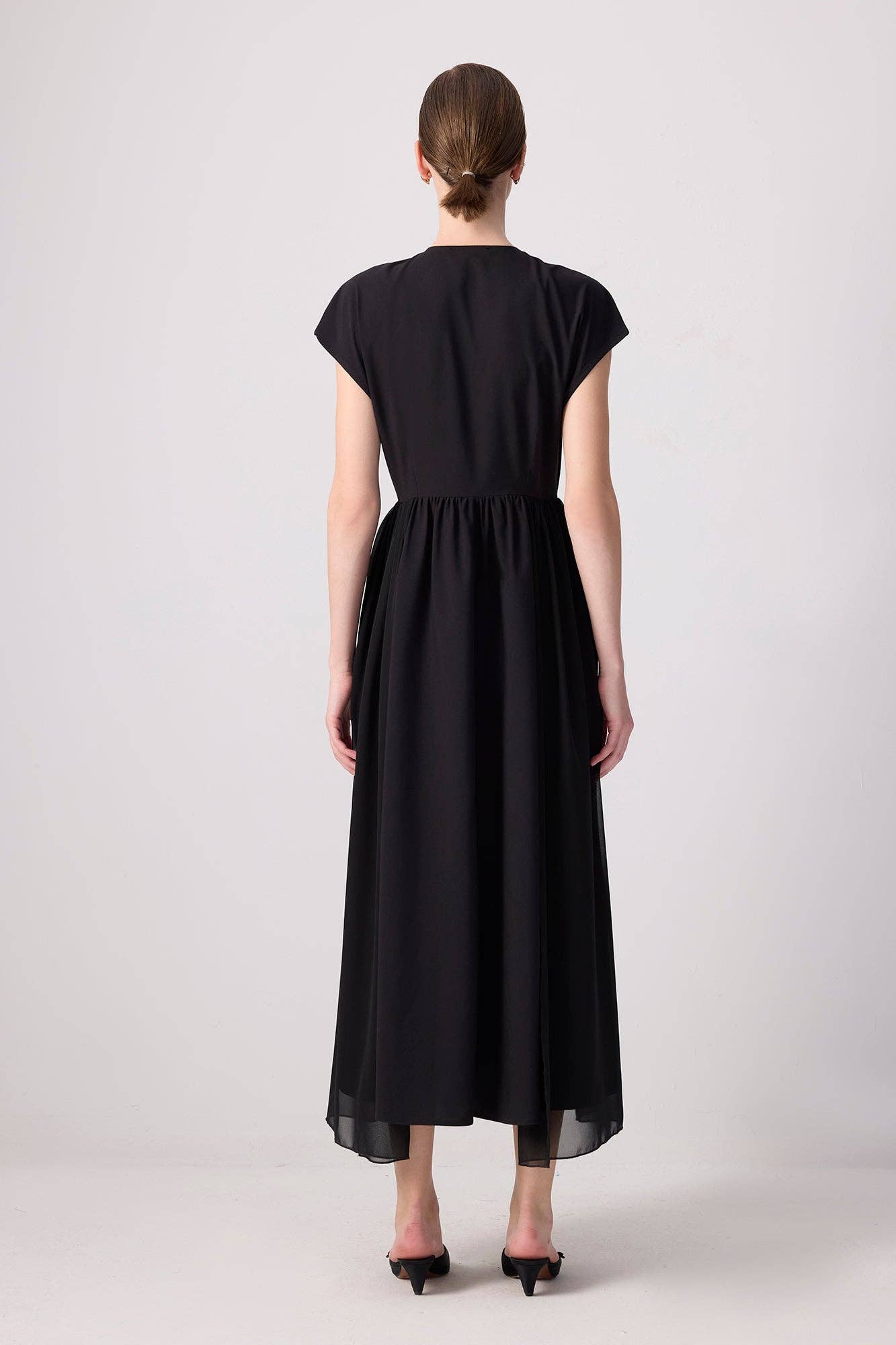 Abito elegante nero midi con scollo a occhiello e maniche a cappuccio