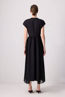 Abito elegante nero midi con scollo a occhiello e maniche a cappuccio