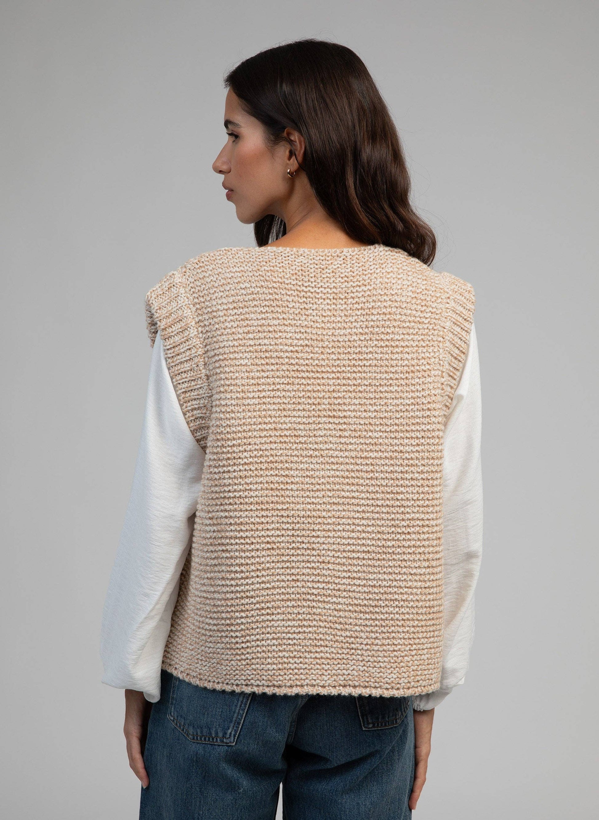 Cardigan smanicato in maglia beige