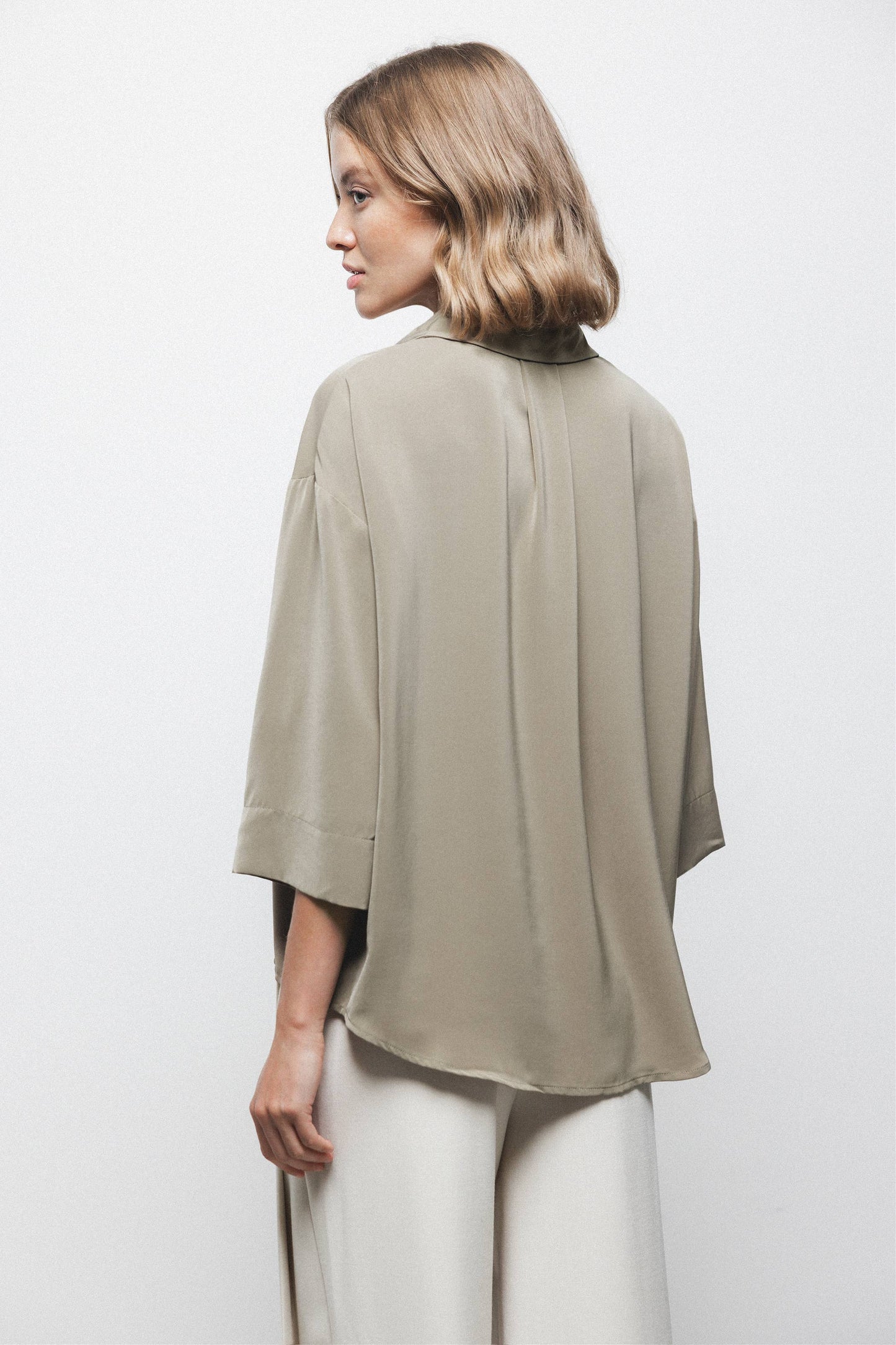Blusa oversize tinta unita con colletto classico