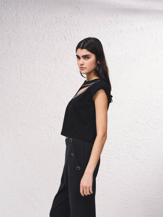 T-shirt corta con cut-out e dettagli gioiello