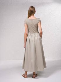 Abito midi beige con scollo quadrato e vita arricciata