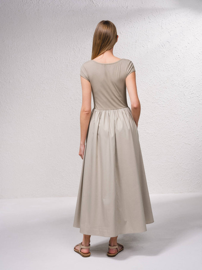 Abito midi beige con scollo quadrato e vita arricciata