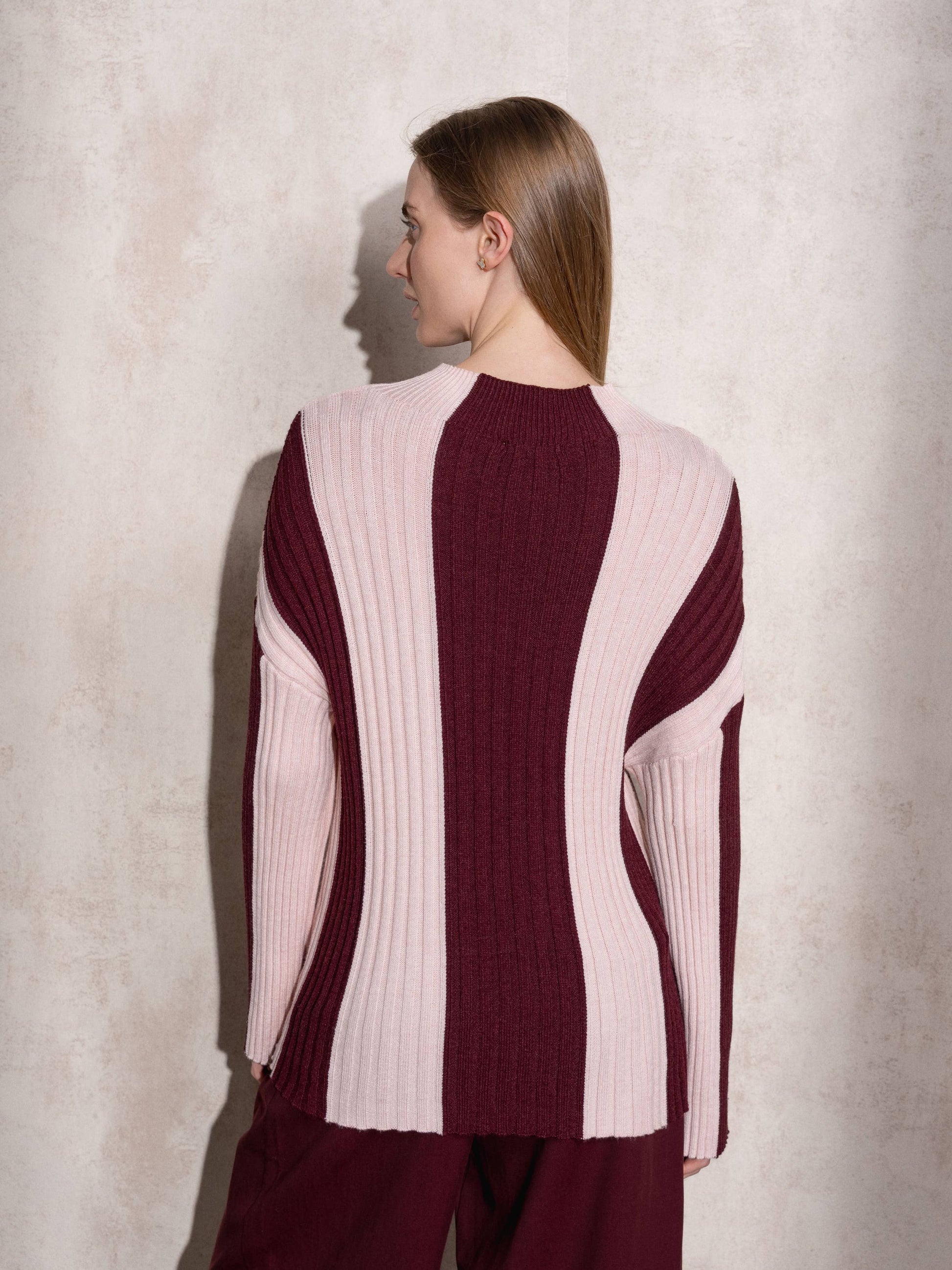Maglione a collo alto a righe in maglia