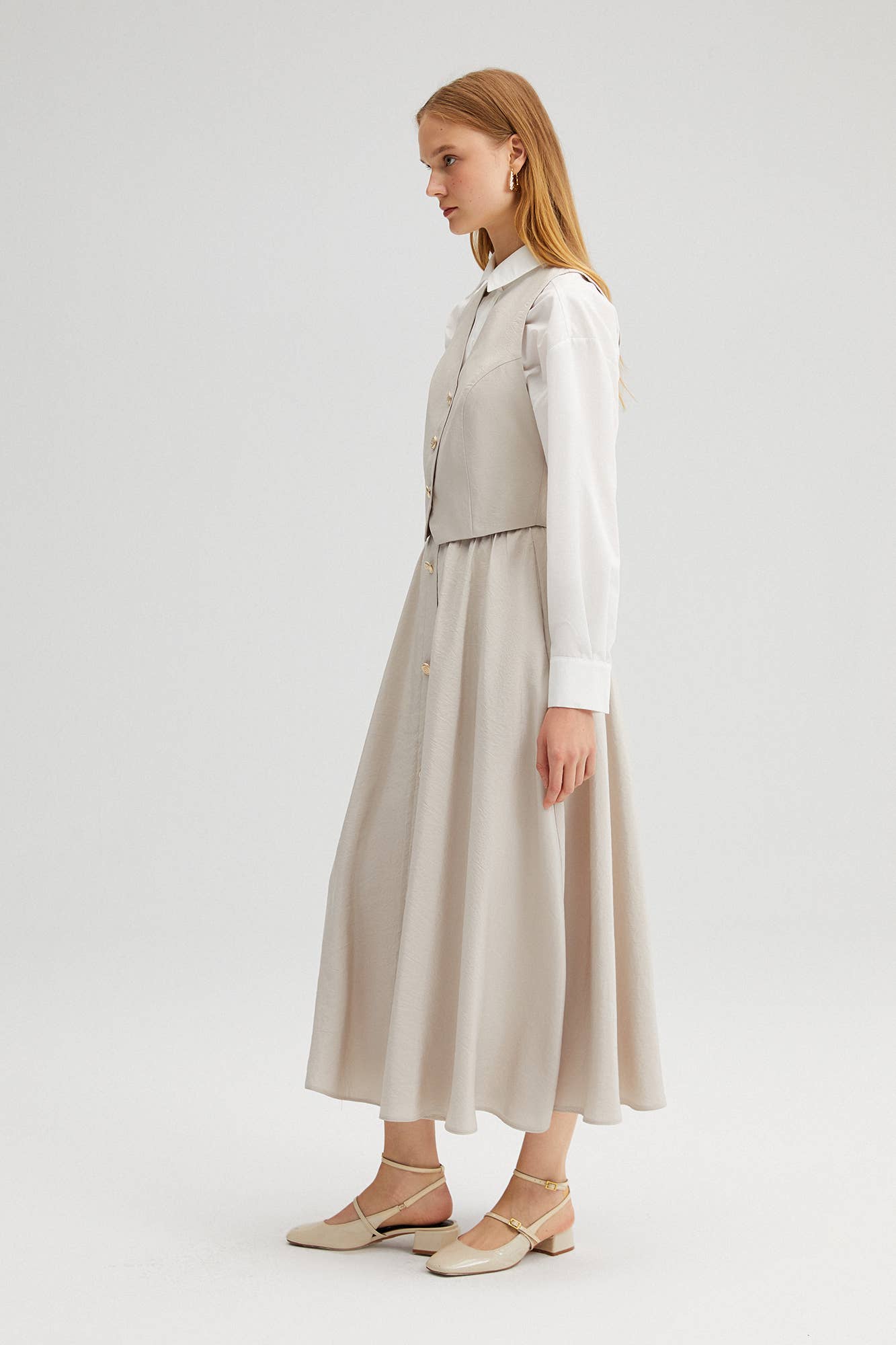 Completo gilet e gonna lunga fluida con bottoni dorati