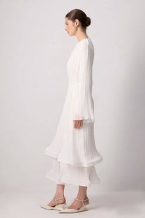Abito lungo elegante in chiffon plissettato con maniche fluide