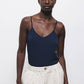 Top basic con scollo a V e spalline sottili