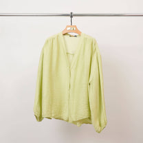 Blusa testurizzata con bottoni e scollo a V