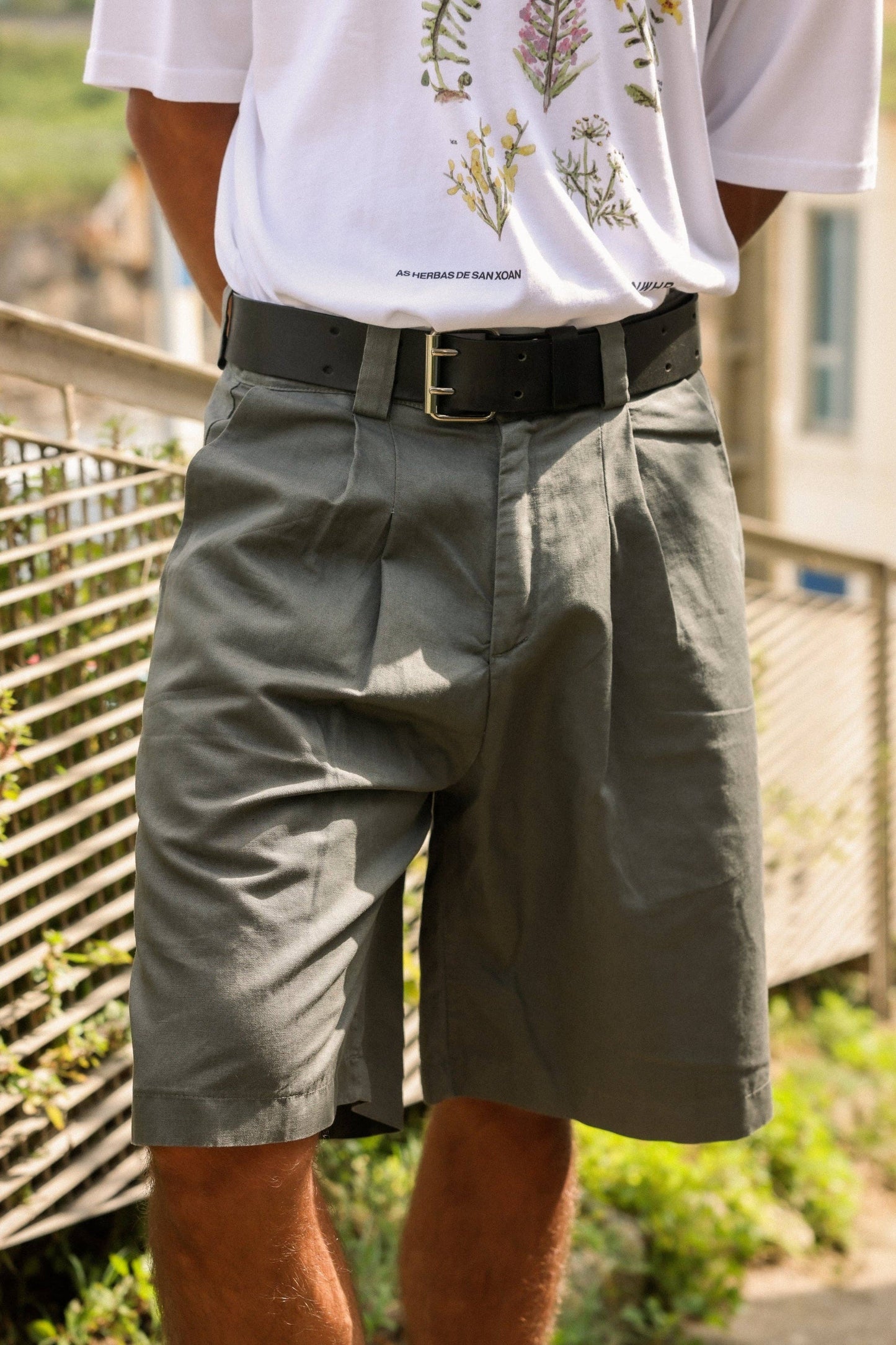 Shorts sartoriali grigi con pieghe