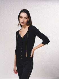 Cardigan in maglia a coste con catene dorate