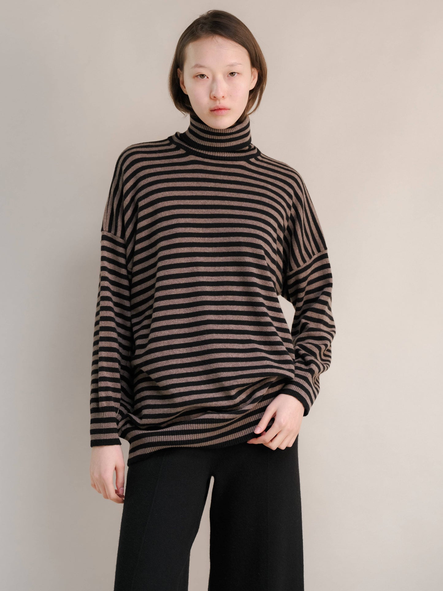 Maglione dolcevita a righe oversize in misto cashmere