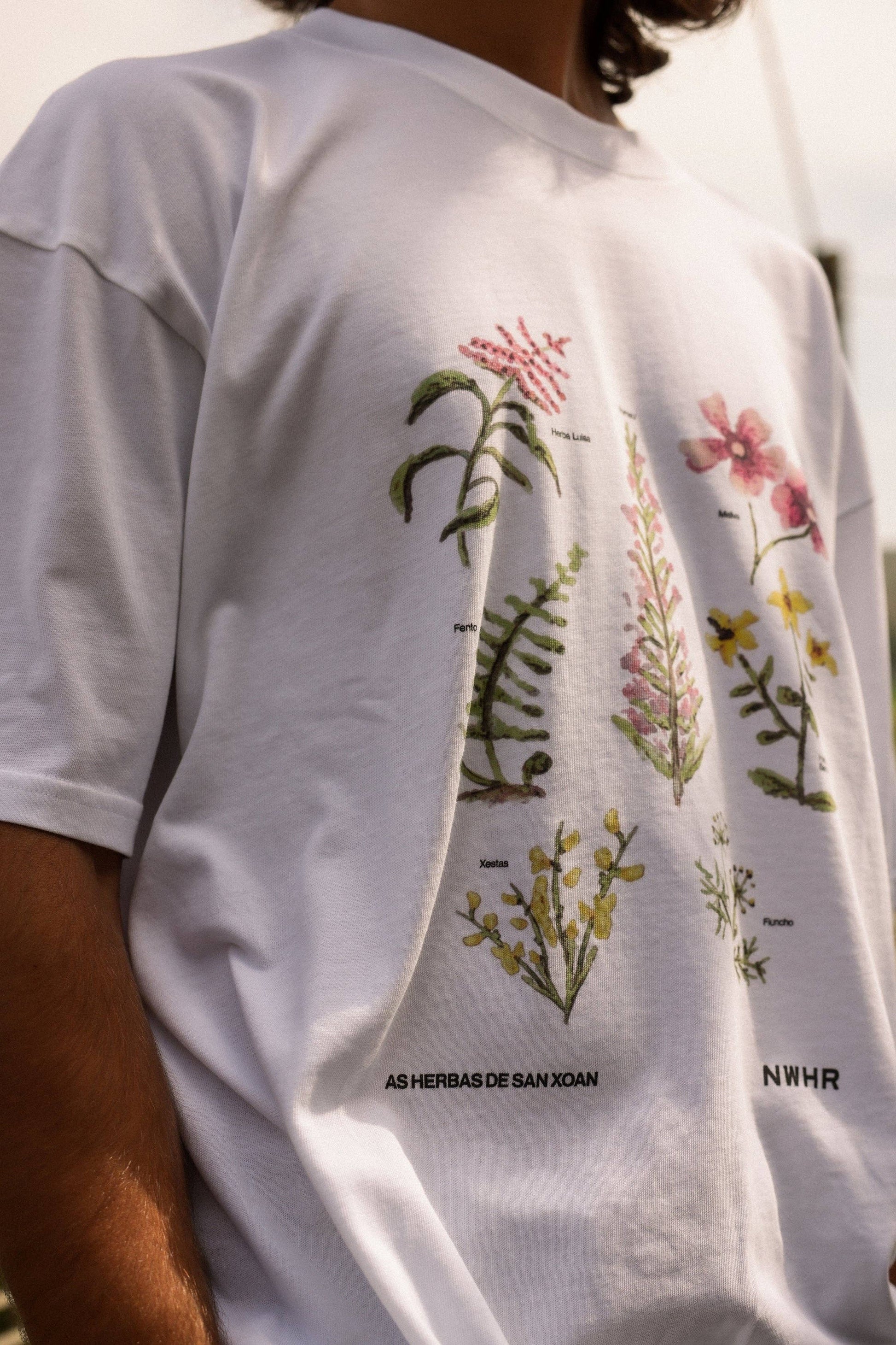 T-shirt oversize San Xoán con stampa botanica