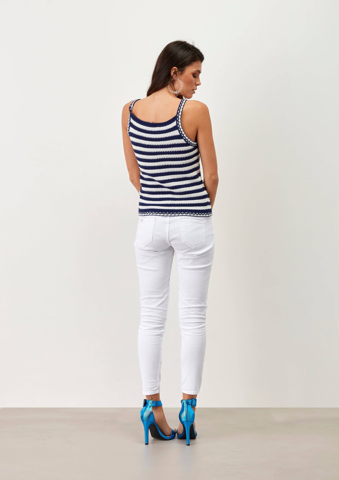 Top in maglia a righe blu e bianco in cotone