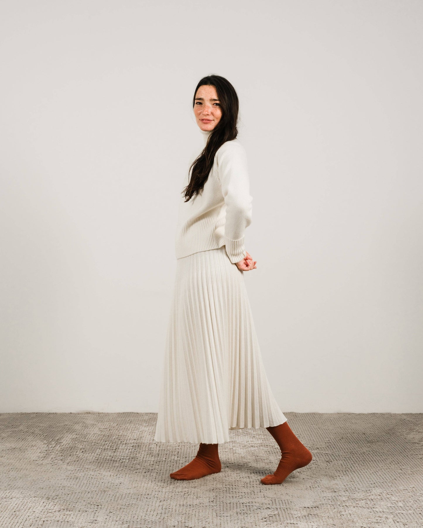 Maglione dolcevita corto in misto cashmere con polsini risvoltati