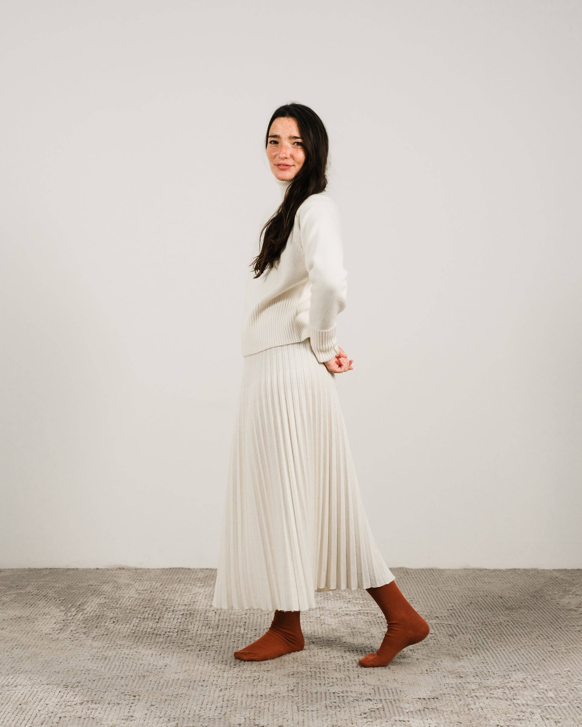 Maglione dolcevita corto in misto cashmere con polsini risvoltati
