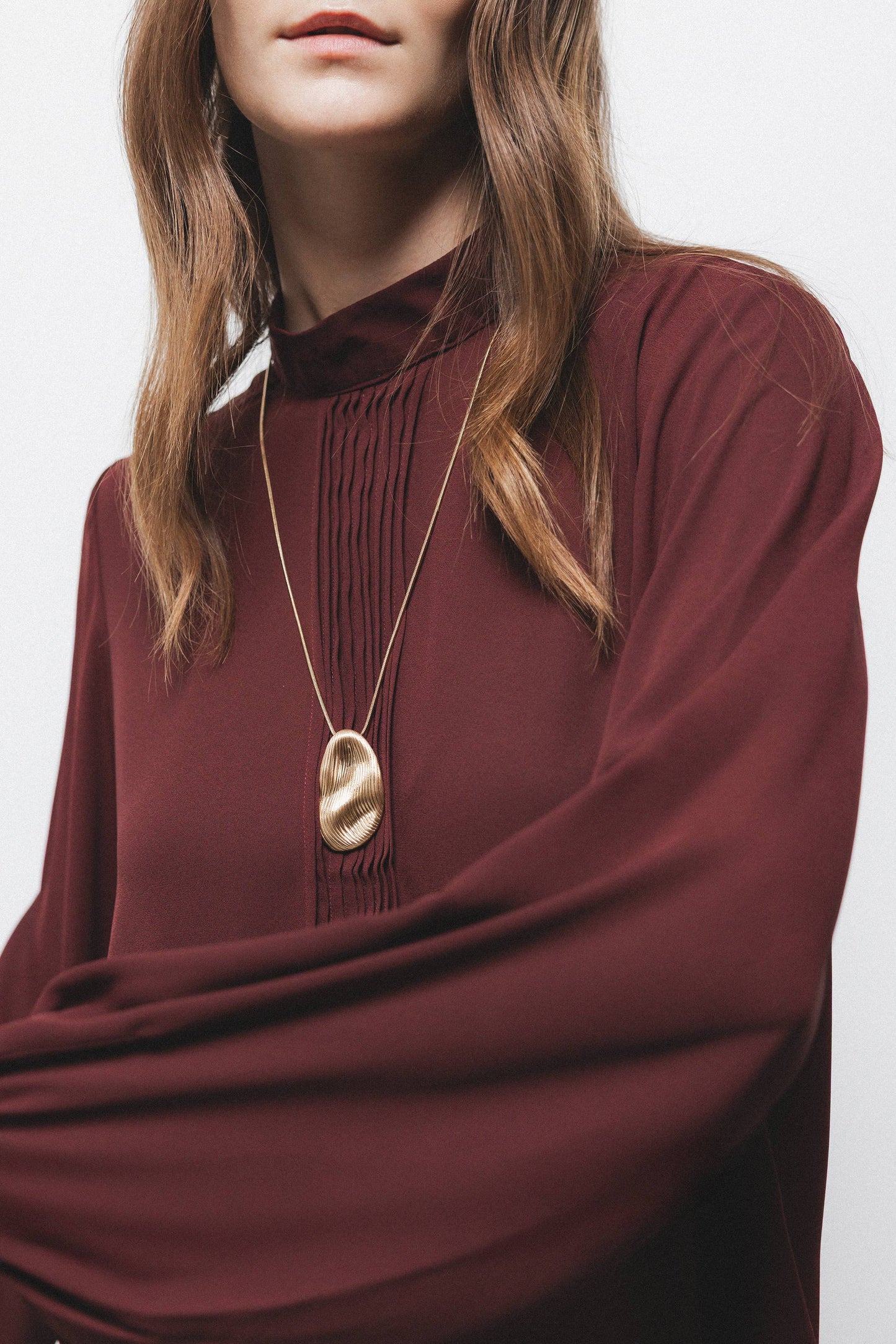Blusa tinta unita con collo alto