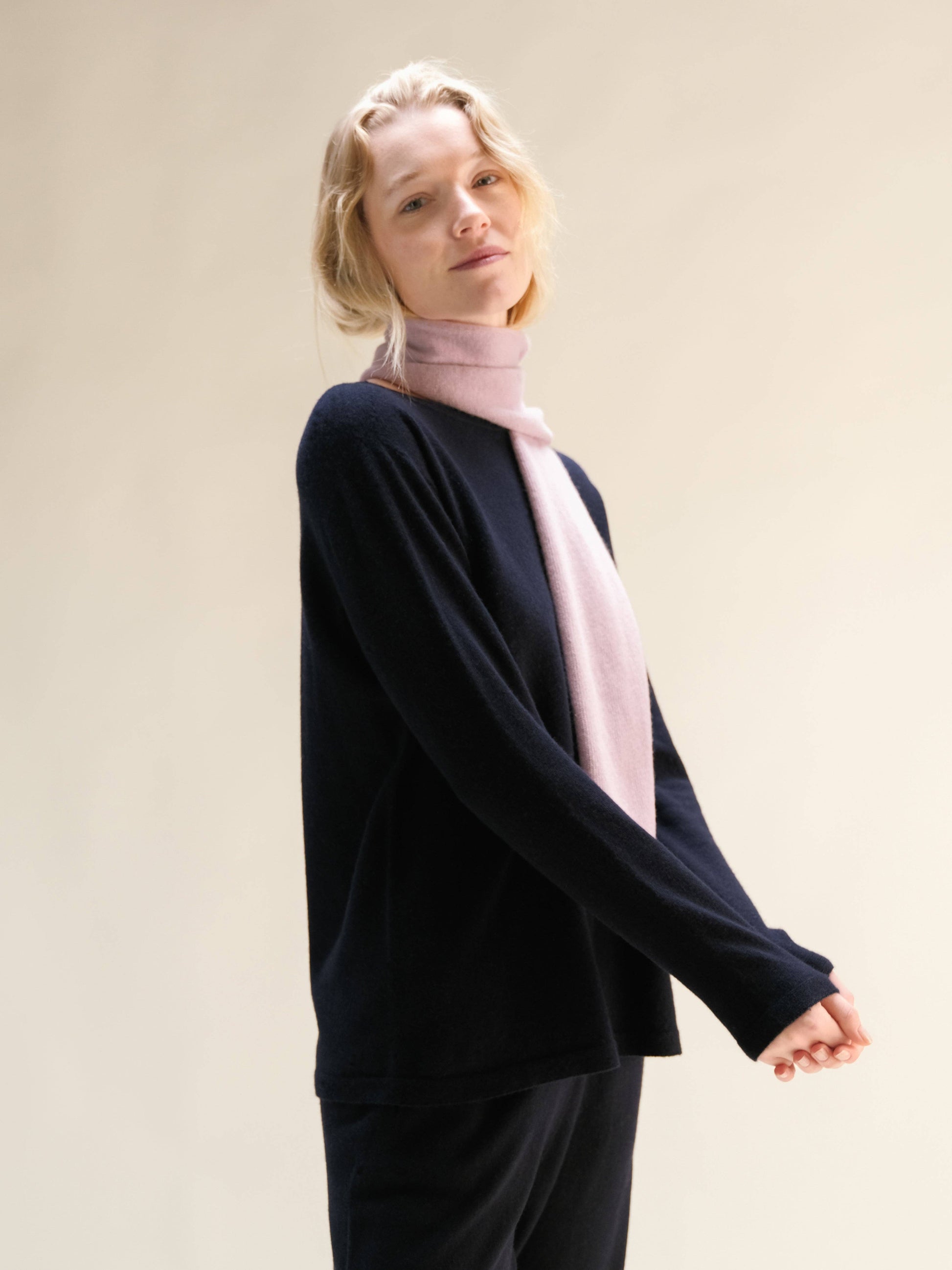 Maglia girocollo in misto cashmere con scollo curl
