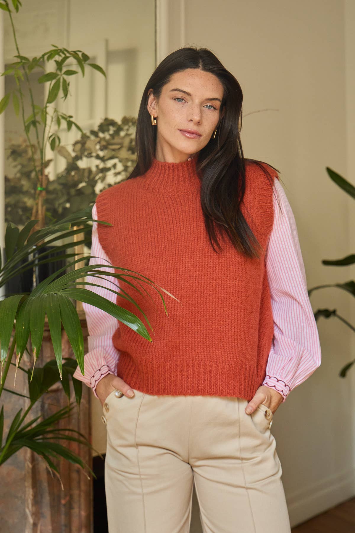 Maglione smanicato in maglia a collo alto da donna