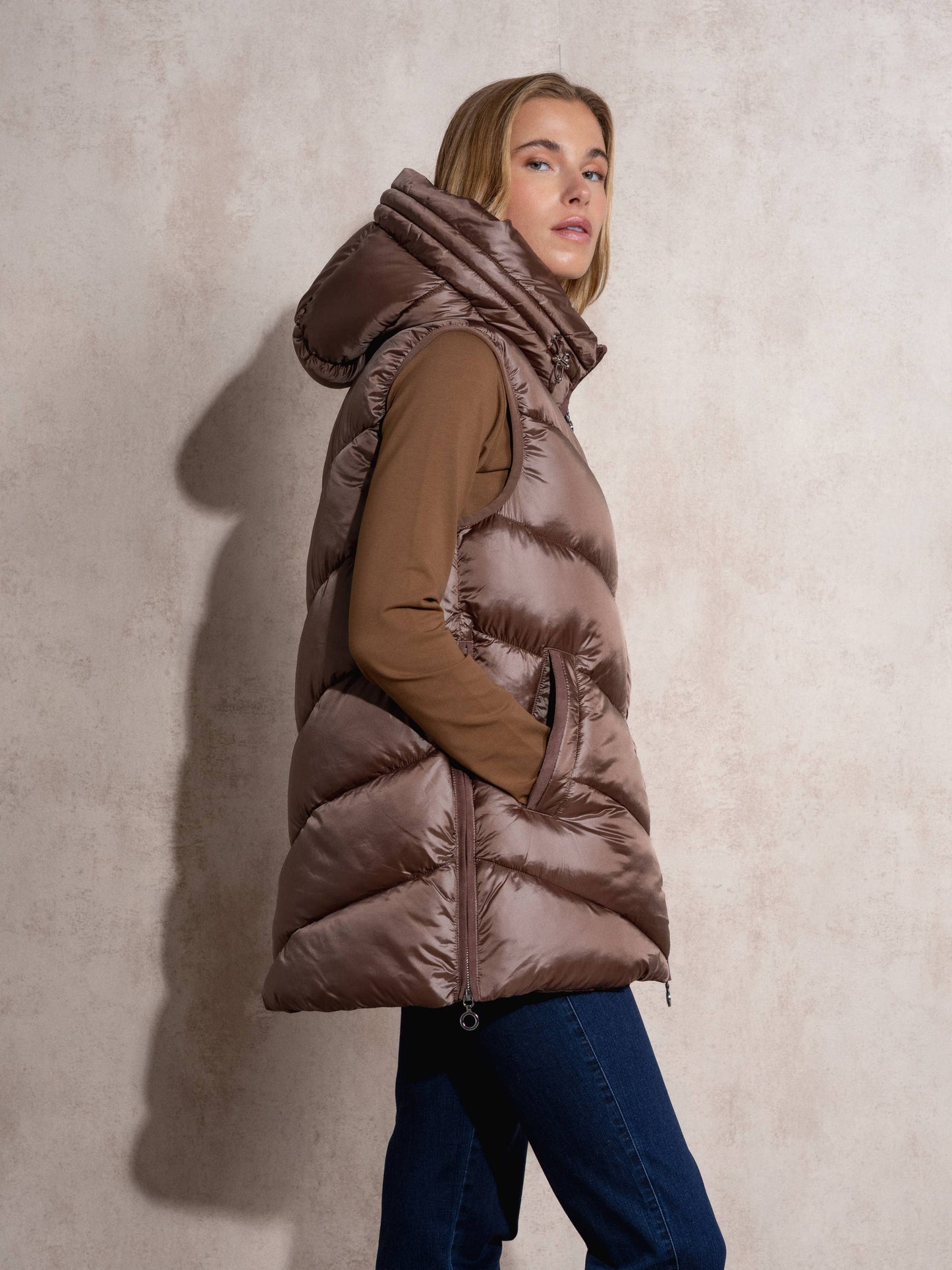Gilet imbottito lungo con cappuccio da donna