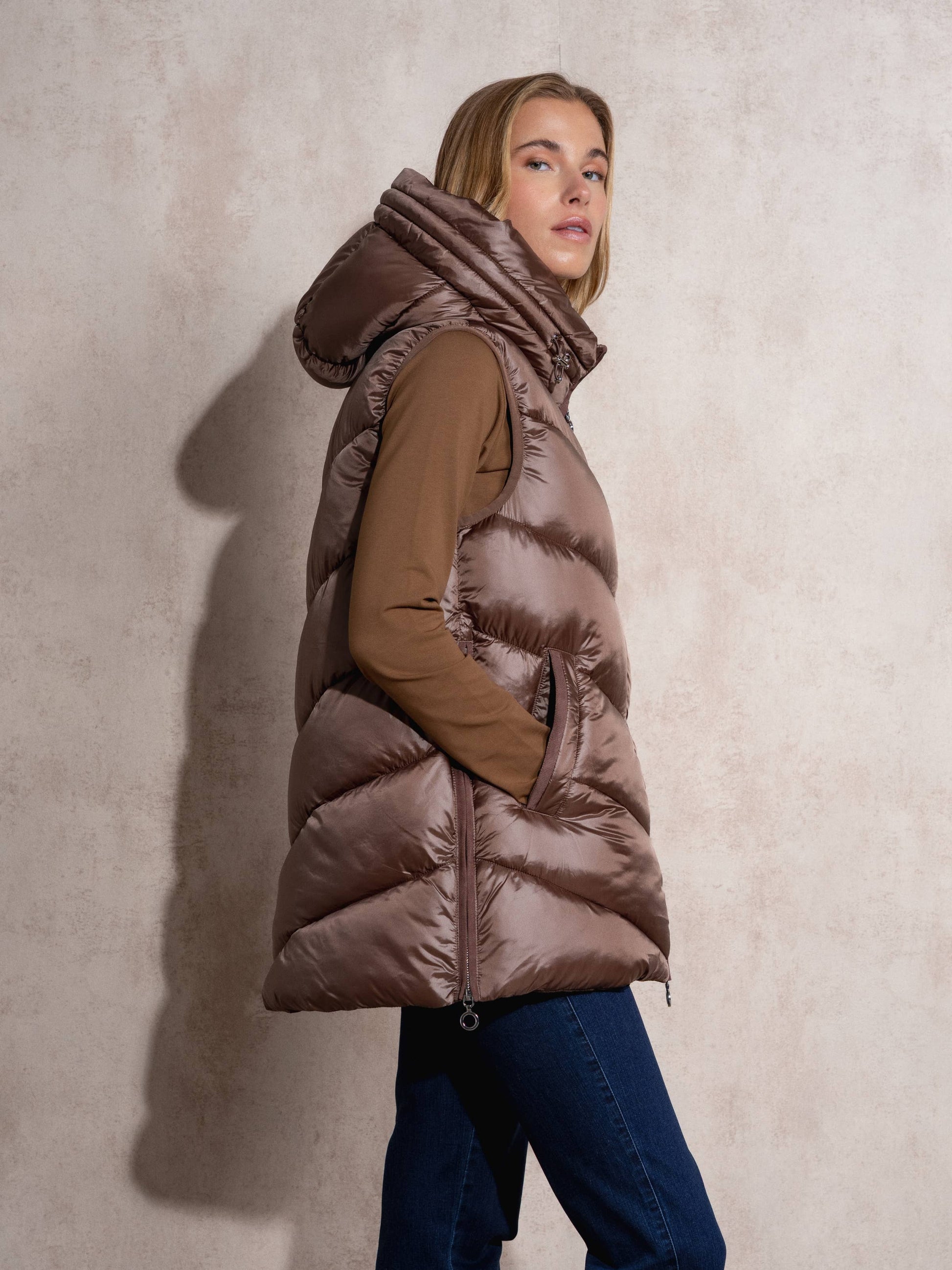Gilet imbottito lungo con cappuccio da donna