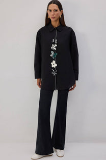 Camicia in popeline nera con applicazioni floreali