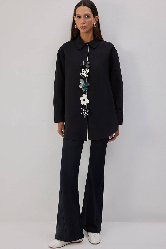 Camicia in popeline nera con applicazioni floreali
