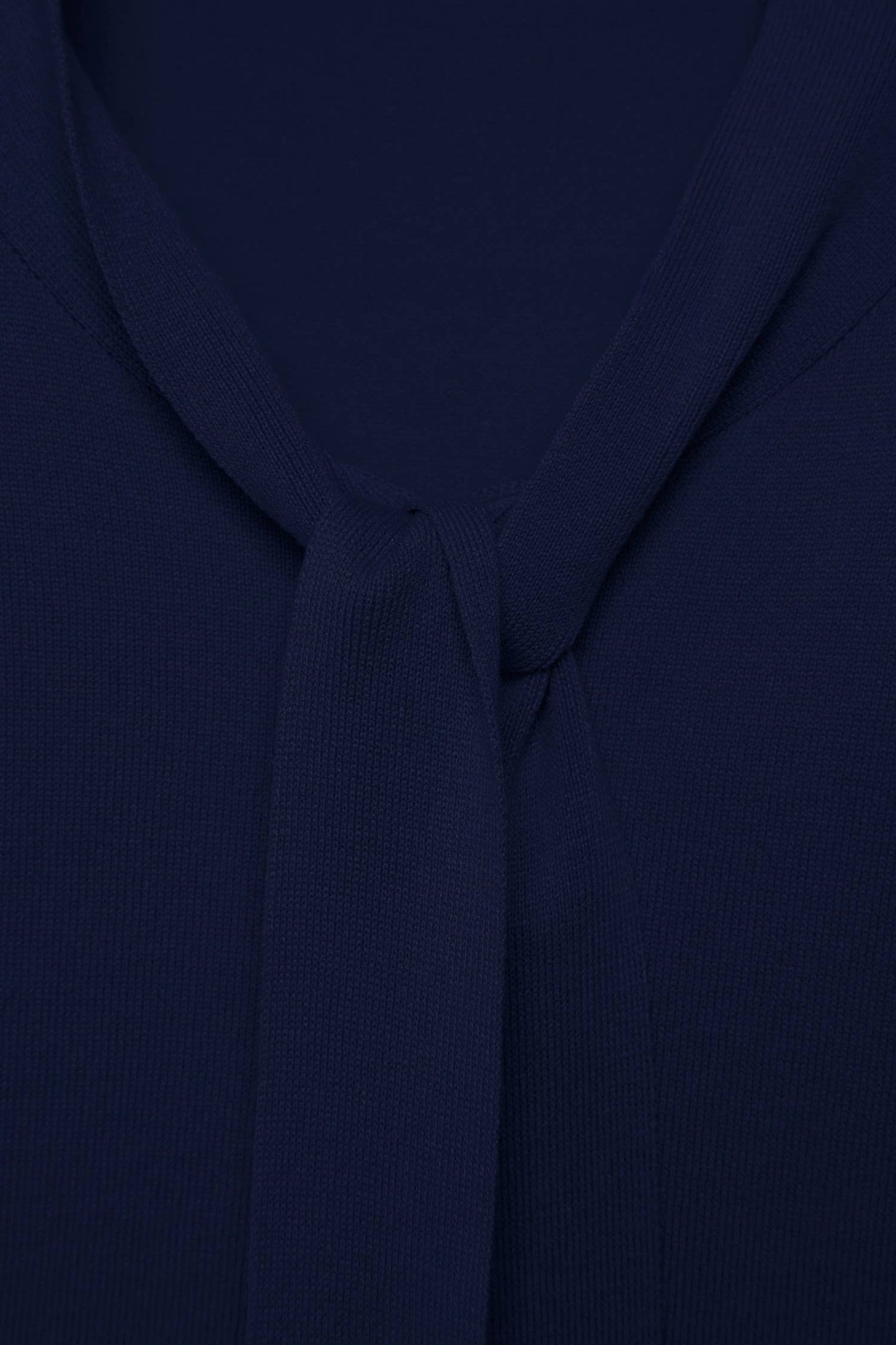 Maglione in maglia rasata con fiocco e scollo a V