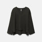 Blusa essenziale con scollo a V e orlo asimmetrico
