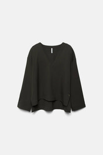 Blusa essenziale con scollo a V e orlo asimmetrico