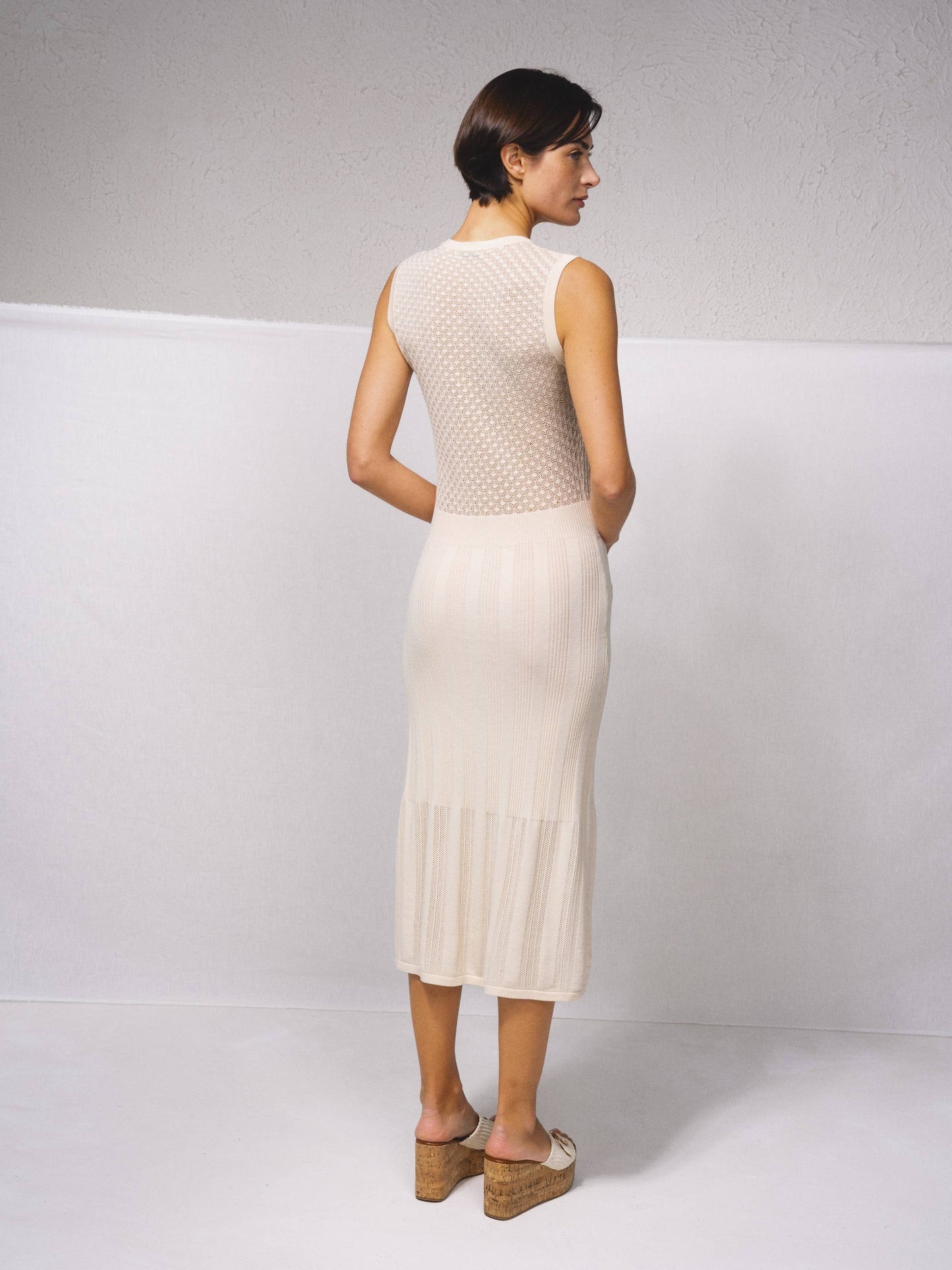 Abito midi in maglia aderente con bottoni dorati