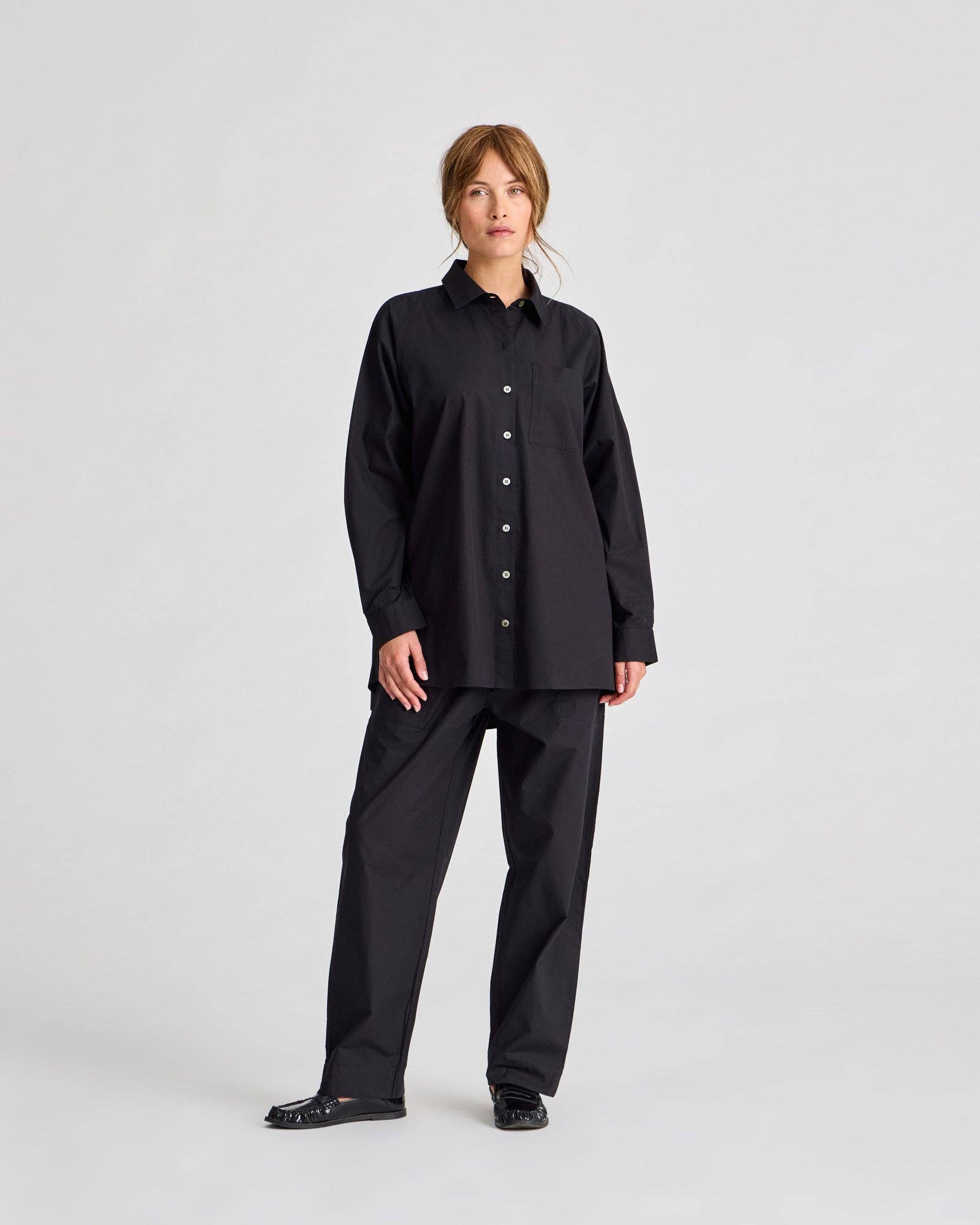 Camicia lunga in popeline di cotone biologico Bella con manica raglan - Nero