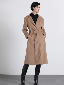 Cappotto lungo con cintura e occhielli