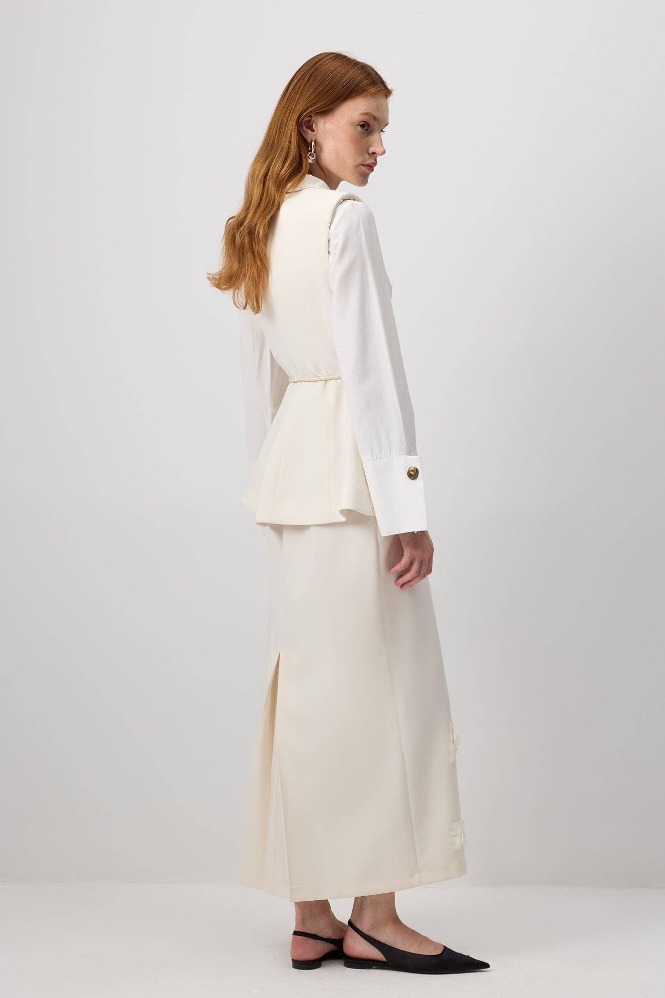 Gilet aderente crema con bottoni dorati