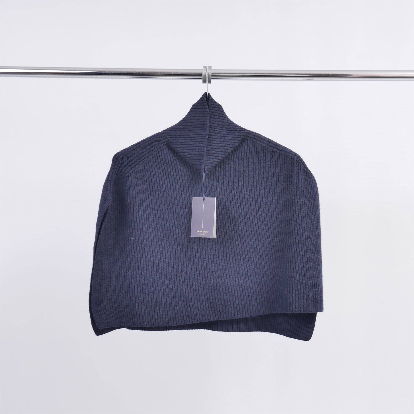 Poncho maglione in maglia a coste con collo alto
