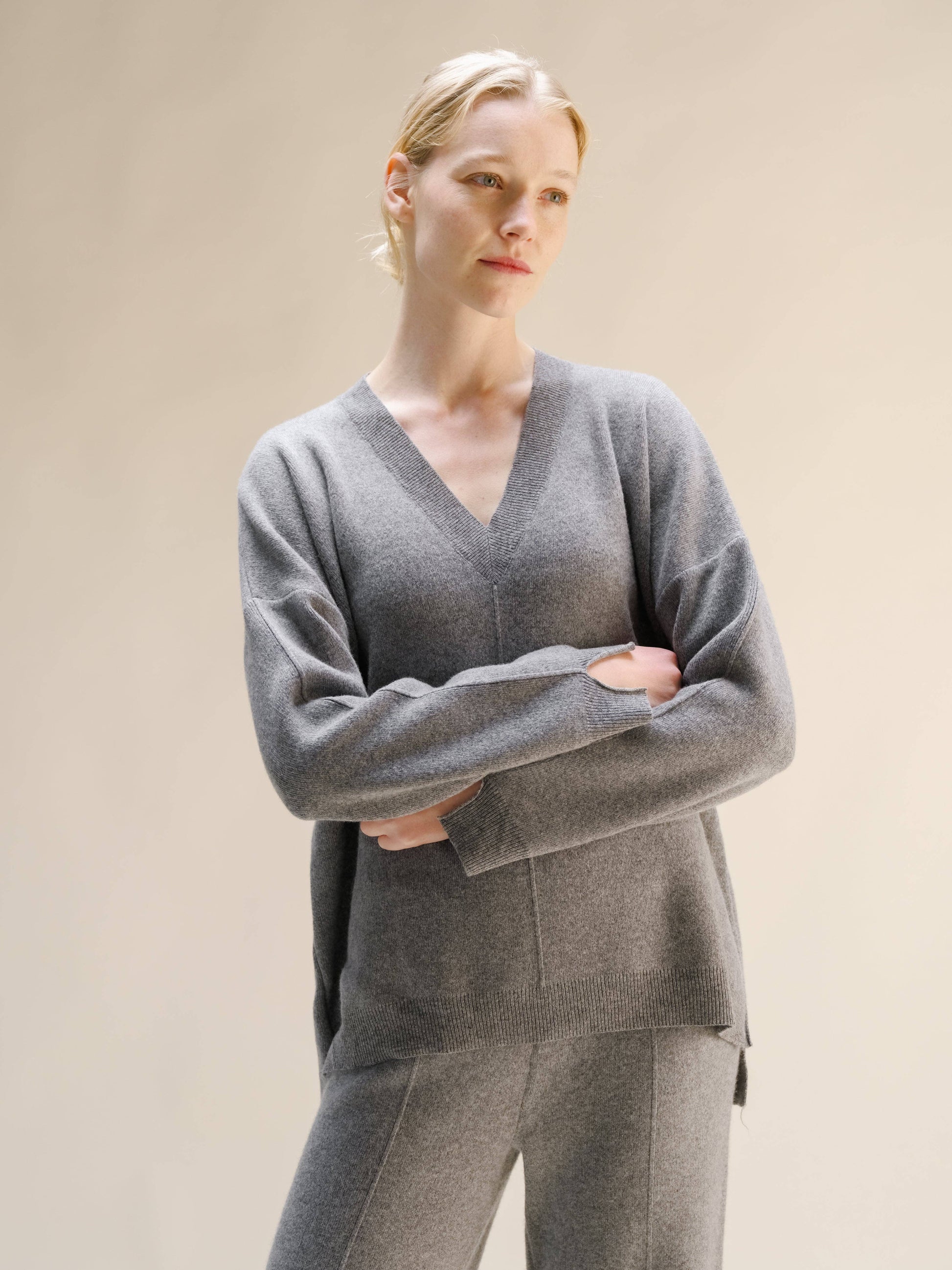 Maxi maglia oversize in misto cashmere con scollo a V e spacchi laterali