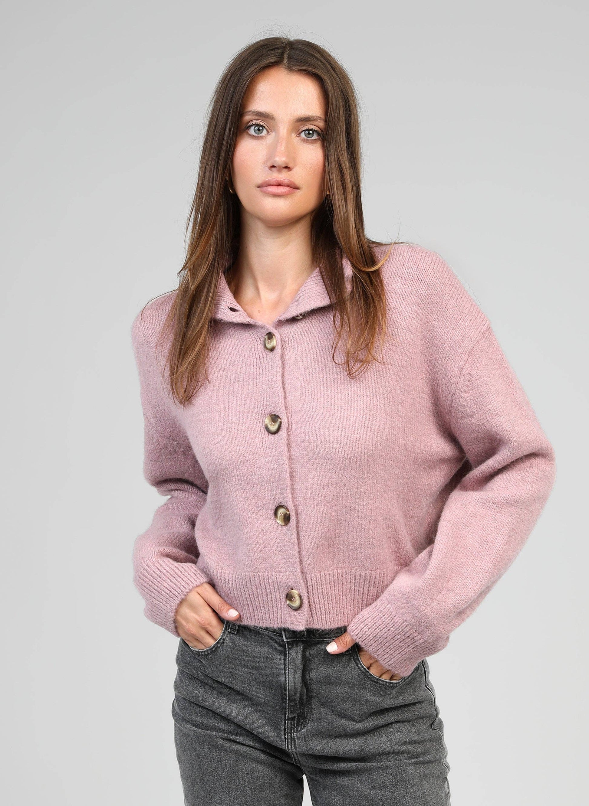 Cardigan in maglia rosa antico con collo alto e bottoni