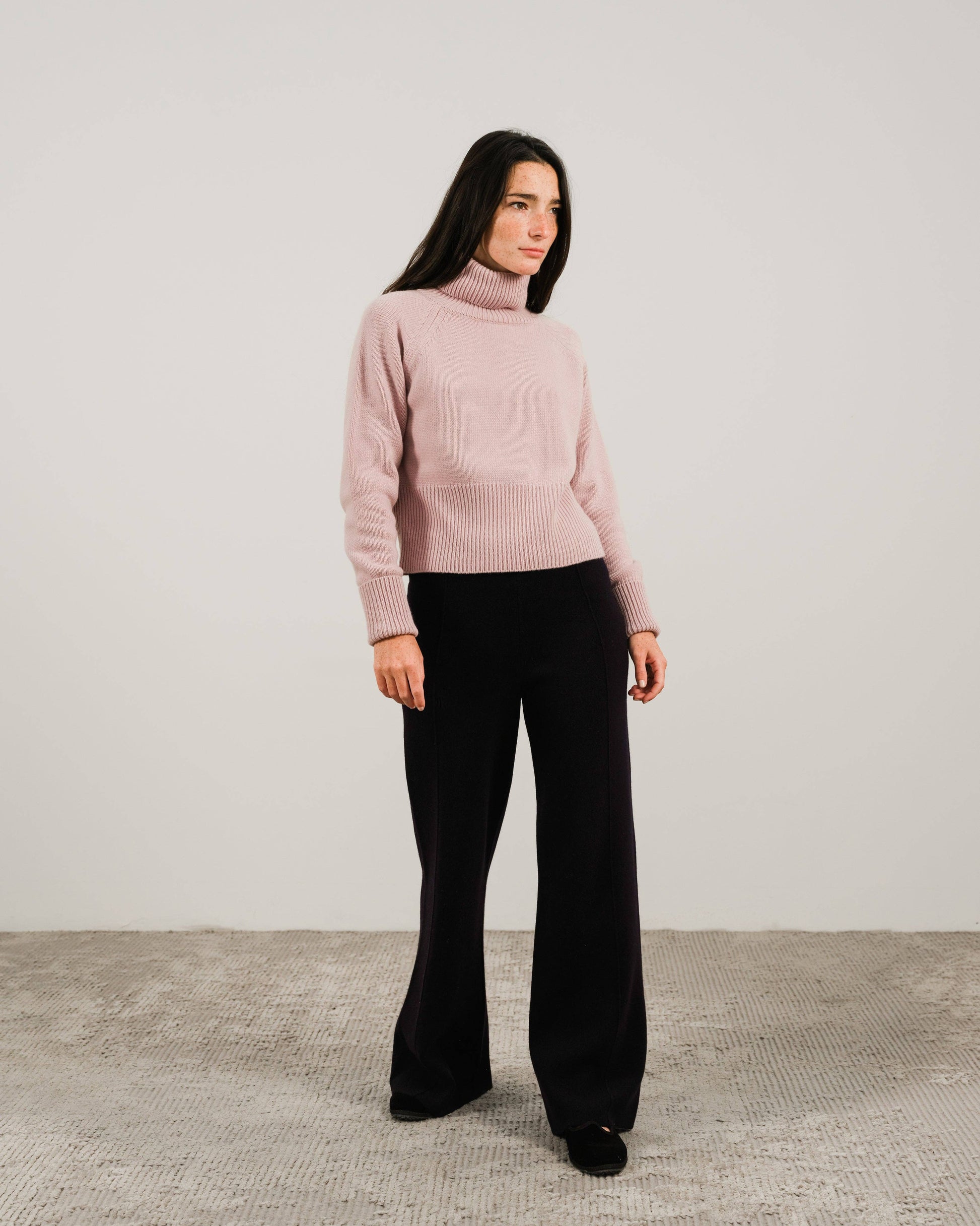 Maglione dolcevita corto in misto cashmere con polsini risvoltati