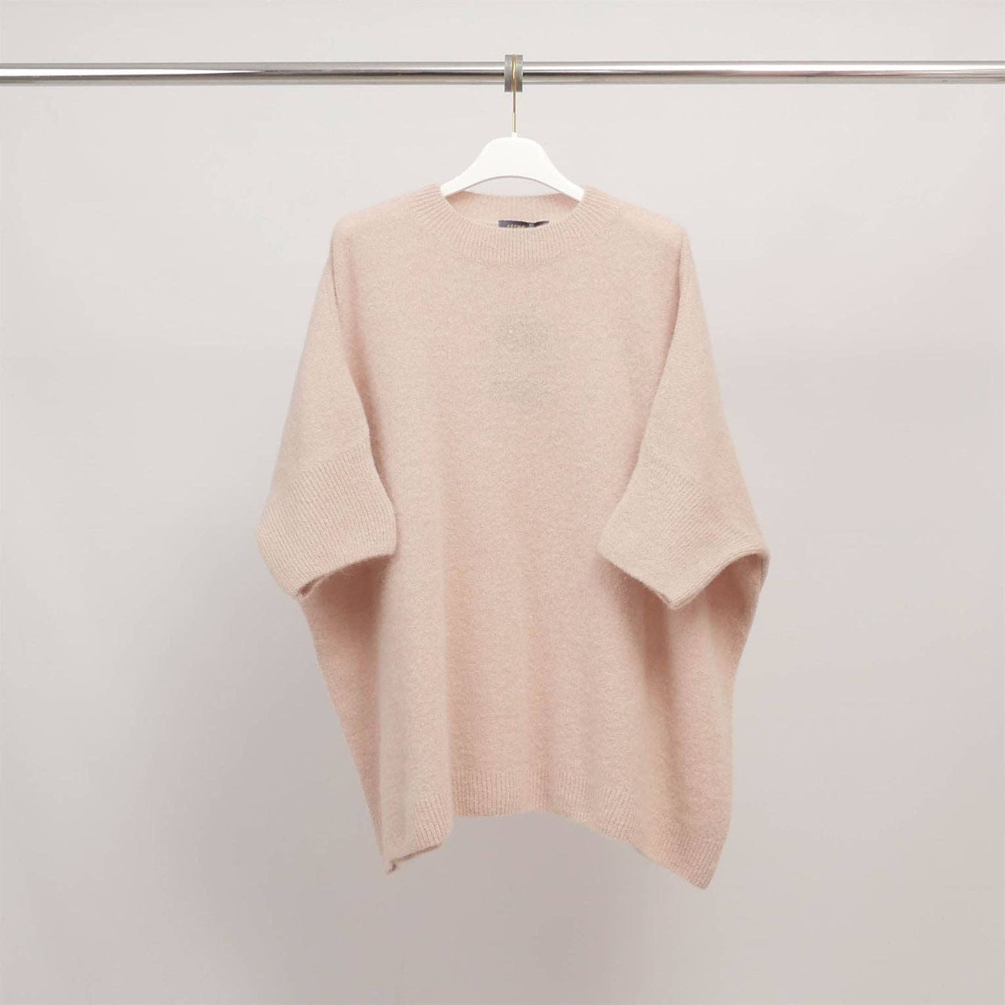 Maglione oversize in maglia soffice a maniche corte