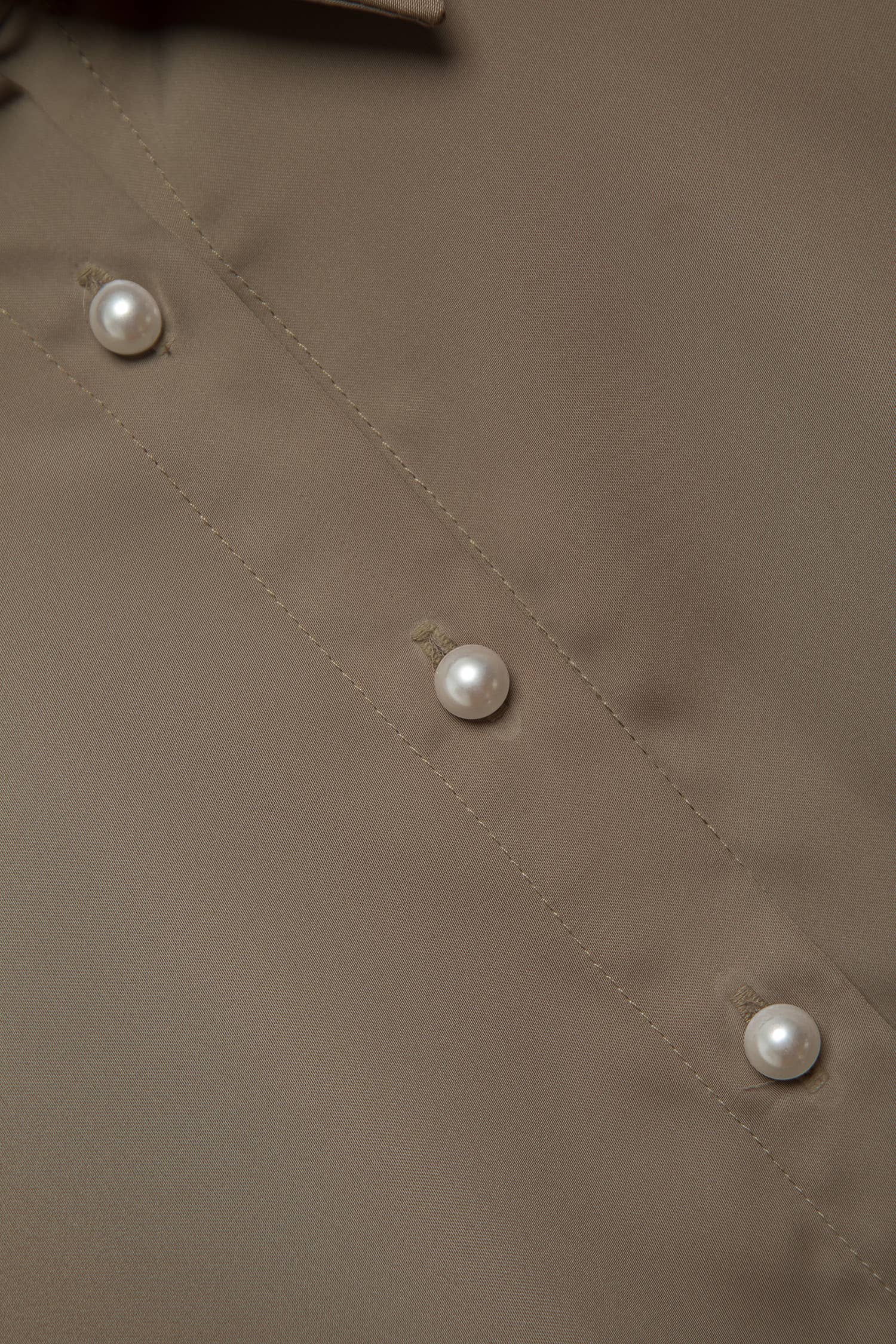 Camicia in raso con bottoni effetto perla