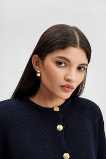 Cardigan corto blu navy con bottoni dorati