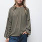 Blusa con pieghe e maniche arricciate