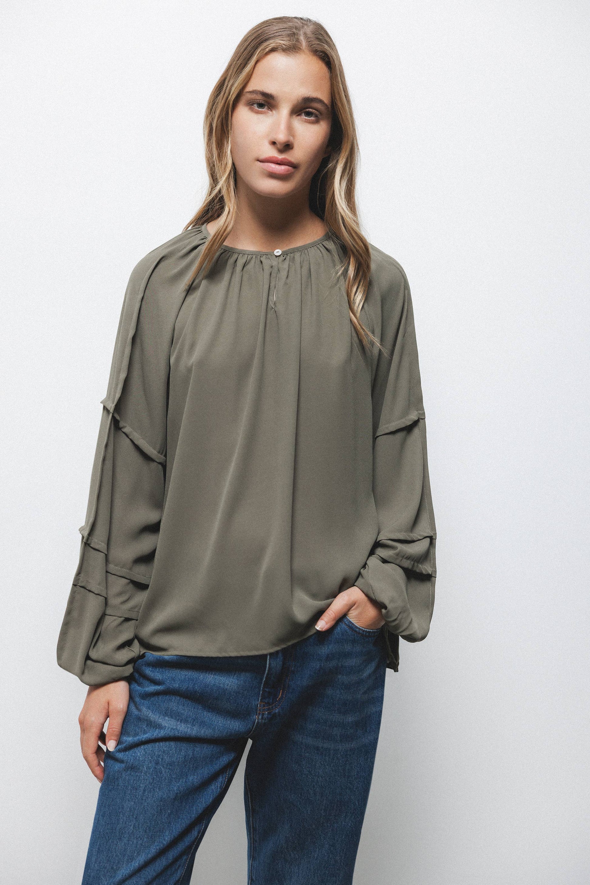 Blusa con pieghe e maniche arricciate