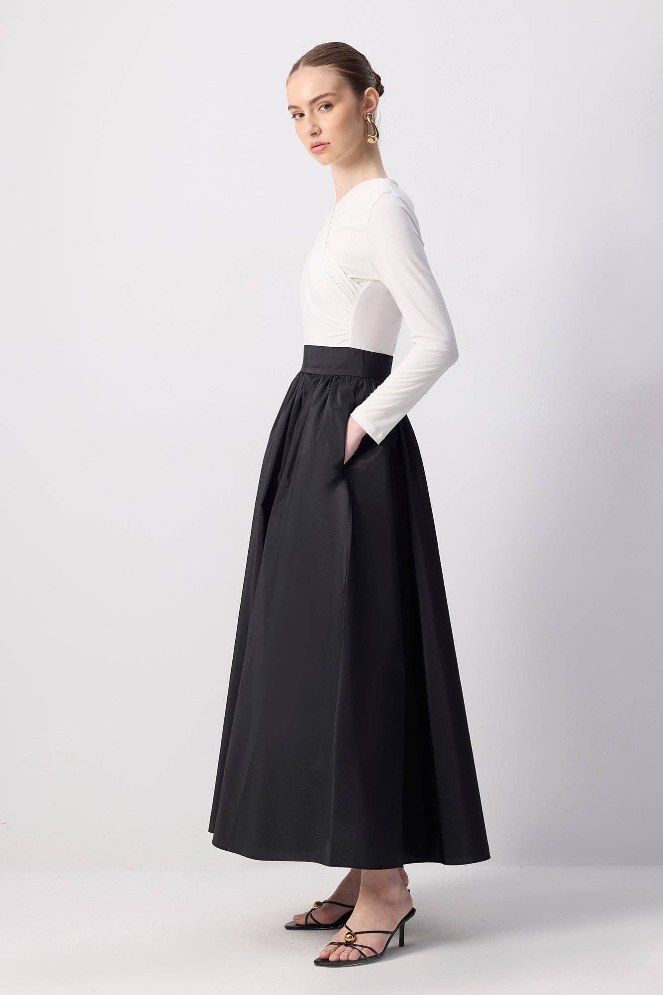 Gonna lunga elegante plissettata in taffetà a vita alta