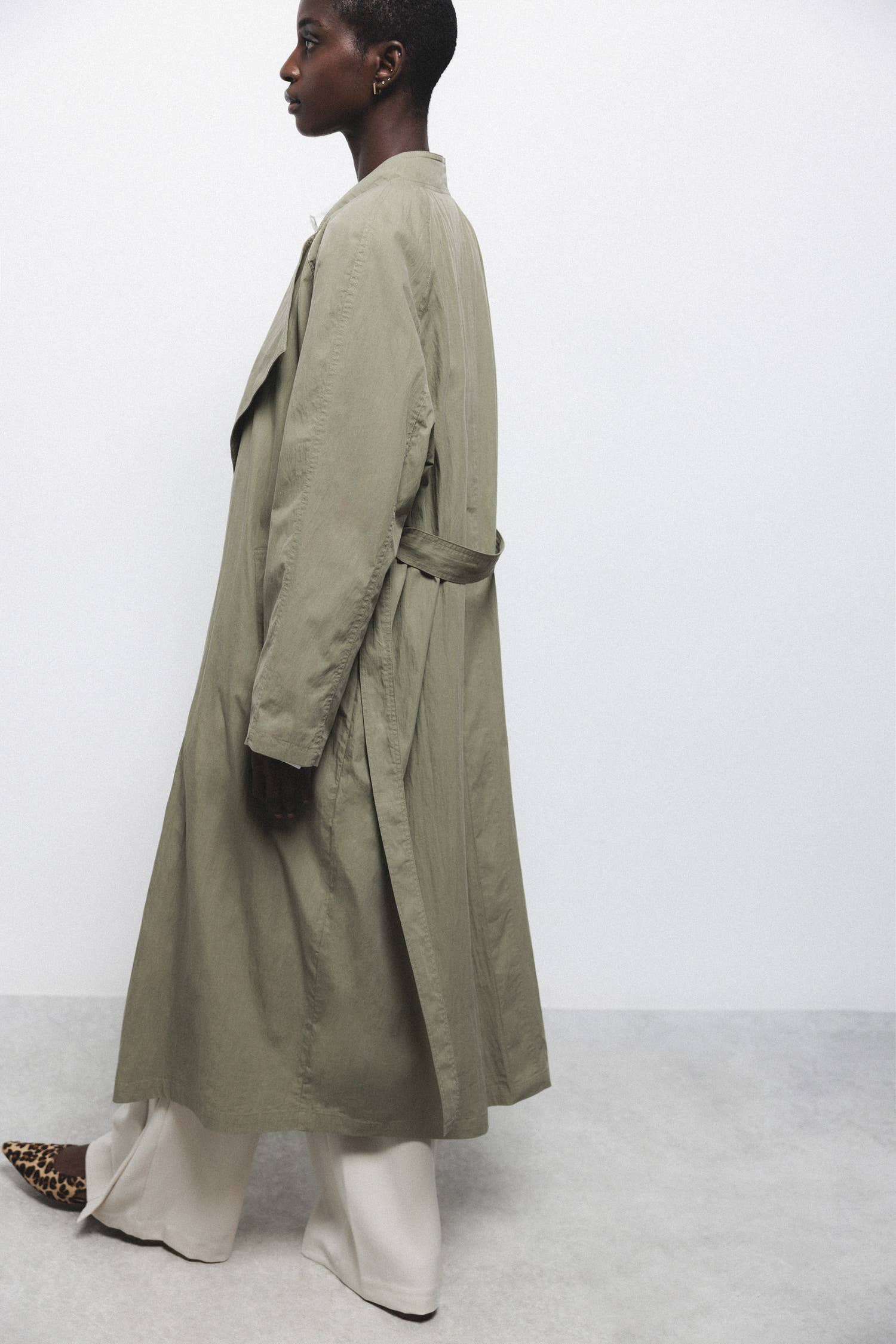 Cappotto lungo con cintura e colletto a rever
