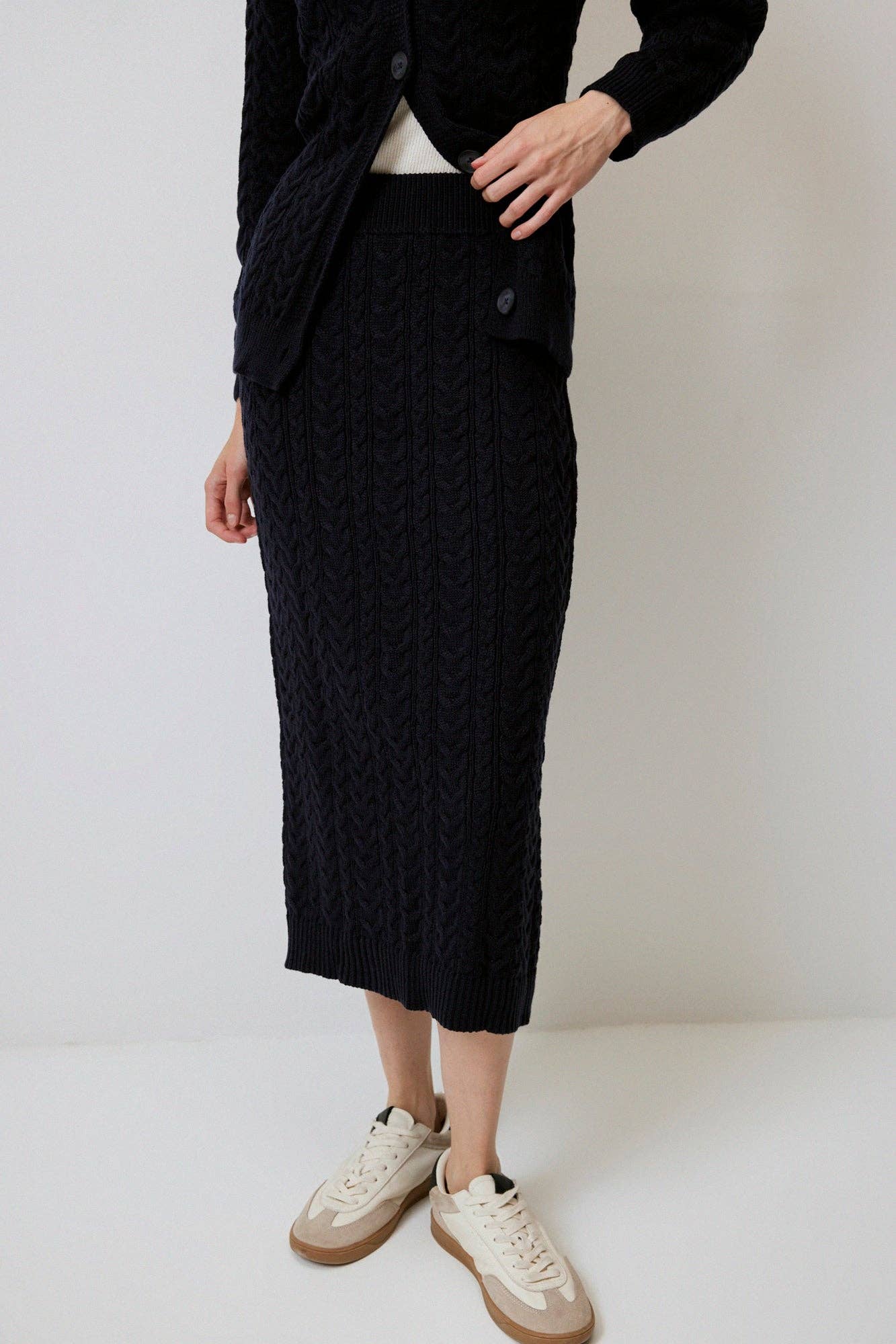 Completo in maglia con gonna midi e cardigan