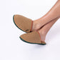 Pantofole in sherpa cammello con profili colorati