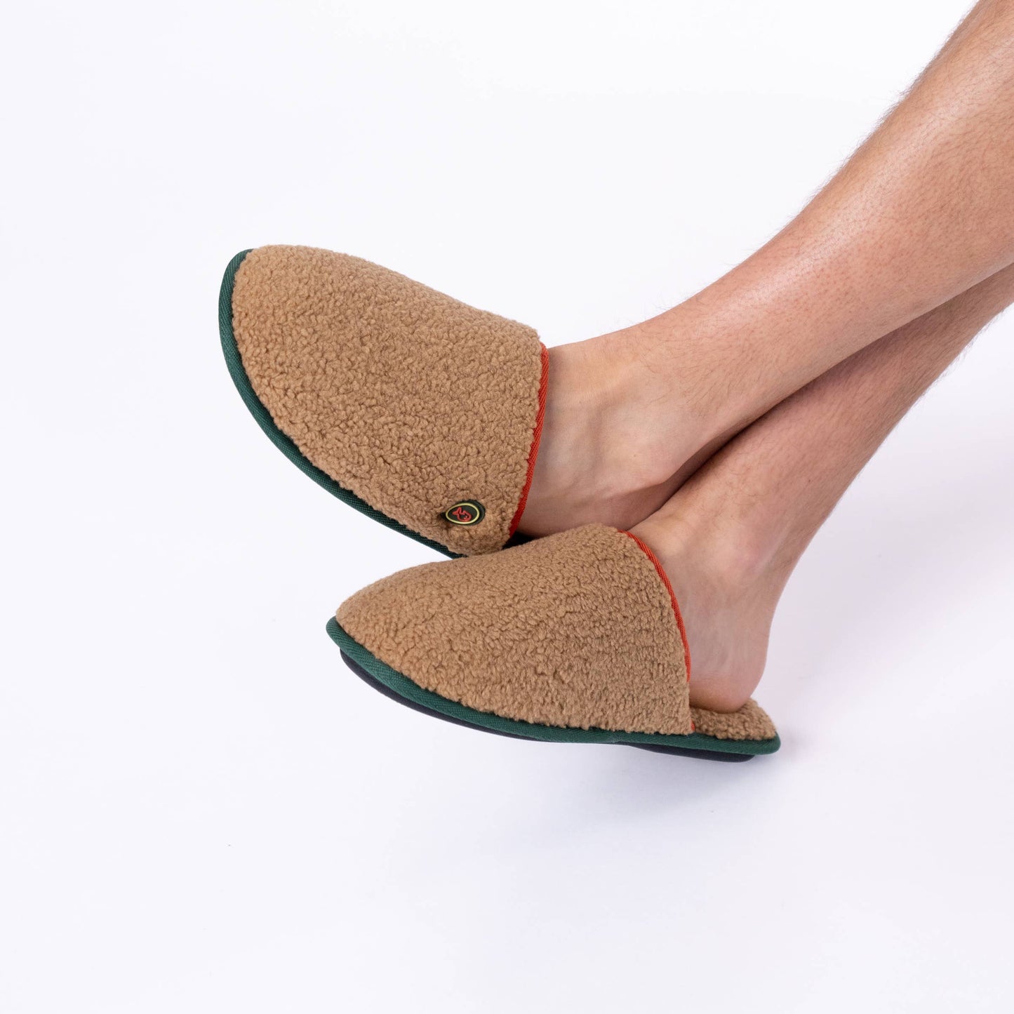 Pantofole in sherpa cammello con profili colorati