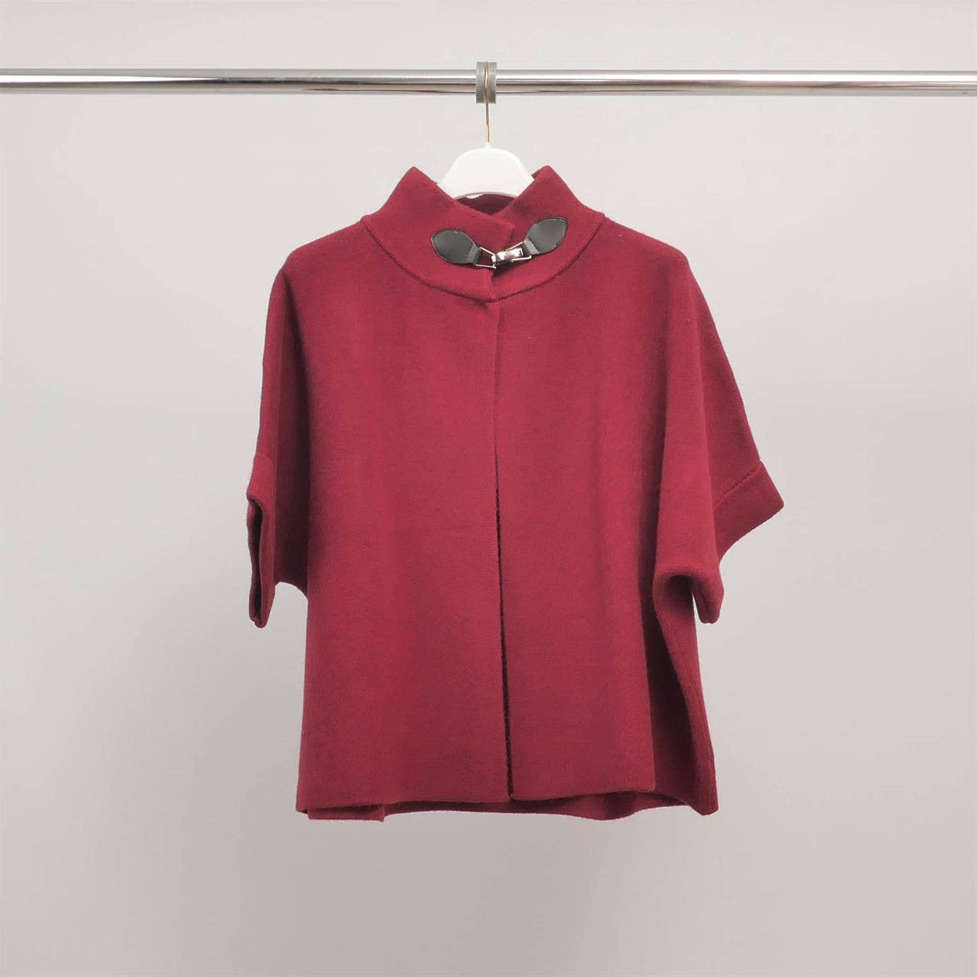 Cardigan smanicato con collo alto e fibbia decorativa